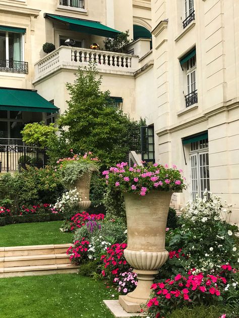 Inspiring Garden Design: Ideas to Borrrow from a Parisian Garden - Private Newport Parisian Exterior, Vegetable Garden Layout Design, Garden Design Inspiration, Vegetable Ideas, Rooms With A View, Backyard Goals, Parisian Garden, Potted Garden, Parisian Hotel