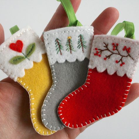 Stocking Ornaments, Diy Felt Christmas Ornaments, Felt Christmas Stockings, Felt Crafts Christmas, Felt Owls, Felt Christmas Decorations, Felt Christmas Ornaments, Christmas Ornament Crafts, Christmas Sewing