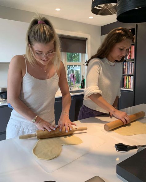 Making Cookies With Friends Aesthetic, Baking Cookies With Friends Aesthetic, Make Pizza With Friends, Friends Making Cookies Aesthetic, Friend Cooking Aesthetic, Homemade Pizza With Friends, Making Pizza With Friends Aesthetic, Best Friend Baking, Baking Aesthetic With Friends