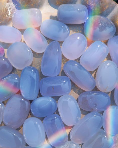 Element Spirit, Crystal Vibes, Crystal Aesthetic, Aquarius Pisces, Pretty Rocks, Cool Rocks, Blue Chalcedony, Heart And Mind, Line Patterns