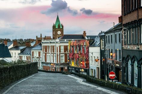 6 Top Things to Do in Derry-Londonderry. Derry is a city of culture and character, with a colourful past and a bright future. Those... #Irlanda #Ireland #Derry Londonderry, Northern Spain Travel, Derry Ireland, Derry City, Ireland Road Trip, Northern Spain, Visit Ireland, Walled City, Forest Park