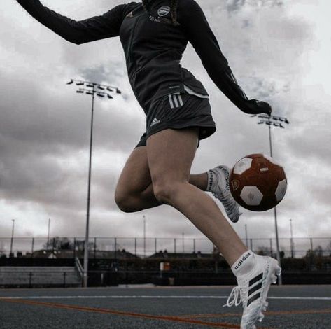 Women's football (женский футбол) Girls Playing Football, Girl Playing Soccer, Entrainement Football, Girls Football, Soccer Photography, Soccer Season, Soccer Inspiration, Female Soccer Players, Soccer Life