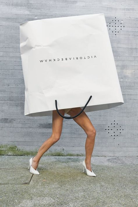 Victoria Beckham Carrier Bag Campaign September 2018 Fashion Fail, Richard Avedon, Mode Editorials, Decoration Vitrine, Juergen Teller, Campaign Fashion, Tim Walker, Fashion Marketing, Vogue Russia