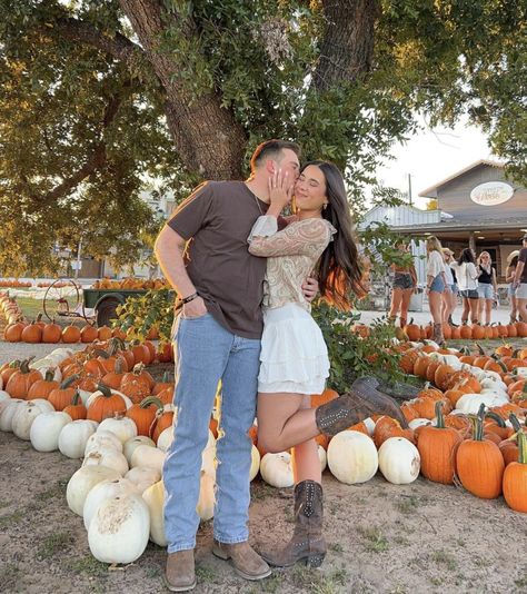 Pumpkin Patch Picture Ideas Couples, Pumpkin Patch Poses Couple, Aesthetic Pumpkin Patch, Pumpkin Patch Aesthetic, Pumpkin Patch Photography, Patch Aesthetic, Fall Couples Photoshoot, Fall Couple Pictures, Fall Date Ideas