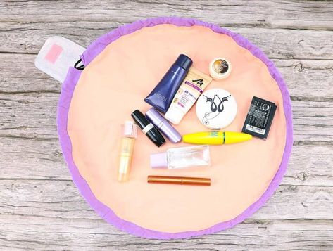 DIY Round Drawstring Makeup Bag (VIDEO) ⋆ Hello Sewing Couture, Diy Makeup Bag Pattern, Pen Case Diy, Hello Sewing, Drawstring Makeup Bag, Makeup Bag Pattern, Poppy Craft, Bag Video, Diy Makeup Bag