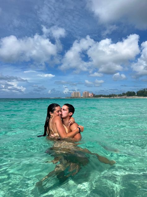 Couples Vacation Photos, Bahamas Pictures, Cruise Photography, Summer Date Ideas, Couple Cruise, Couples Kiss, Beach Vacation Pictures, Beach Photo Inspiration, Couples Beach Photography