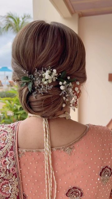 Hairdo For Indian Wedding Guest, Bridal Mother Hairstyle Indian, Indian Bride Mother Hairstyle, Hairstyle For Bride Mother Indian, Messy Bridal Bun Indian, Mother Of The Bride Hair Indian, Pithi Hair Styles, Indian Mother Of The Bride Hairstyles, Indian Mom Hairstyles