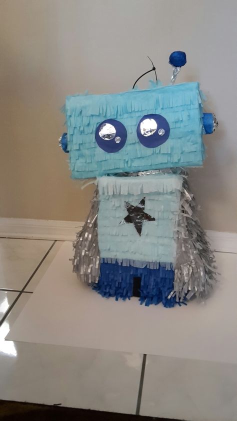 Robot piñata Robot Pinata, Robot Crafts, Robot Birthday Party Decorations, Robot Decorations, Robot Craft, Robot Birthday Party, Planes Party, Robot Party, Diy Pinata