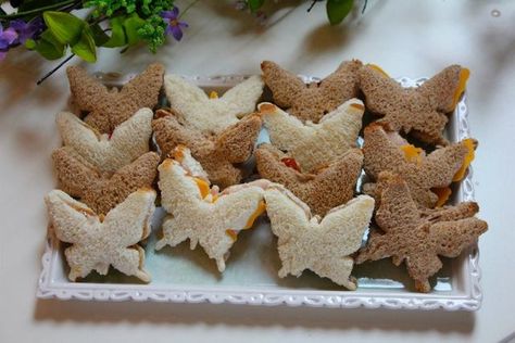 Great way to serve sandwiches at a fairy party #fairyparty #butterfly #sandwiches Lila Party, Woodland Fairy Party, Tea Party Sandwiches, Easter Party Food, Tea Sandwiches Recipes, Fairy Tea Parties, Party Sandwiches, Butterfly Birthday Party, Tinkerbell Party