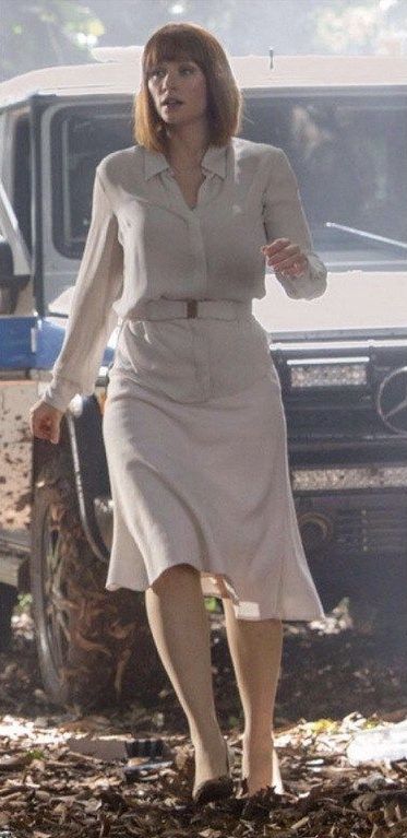 Claire Dearing (Bryce Dallas Howard) rushing around a very muddy and hot jungle wearing a pair of 3.5-inch nude ‘Sam Edelman’ heels. Her elegant white outfit and heels get ruined/messy from the jungle later on in the movie. From the film ‘Jurassic World’ 2015. Bryce Dallas Howard Outfits, Claire Dearing Costume, Jurassic World Outfit, Claire Jurassic World, Bryce Dallas Howard Jurassic World, Elegant White Outfit, Jurassic World Claire, Dallas Outfit, Brice Dallas Howard