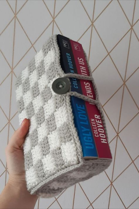 Aesthetic Bookbag, Crochet Book Bag, Crochet Book, Seni 2d, Mode Crochet, Crochet Design Pattern, Crochet Business, Beginner Crochet Projects, Fun Crochet Projects