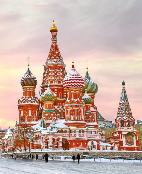 St. Basil's Cathedral / This colorful church in Moscow was built to look like a bonfire reaching up toward the sky. Europe Destinations, Residence Architecture, St Basils Cathedral, St Basil's, Russian Architecture, Russia Travel, Cathedral Church, Europe Travel Destinations, Place Of Worship