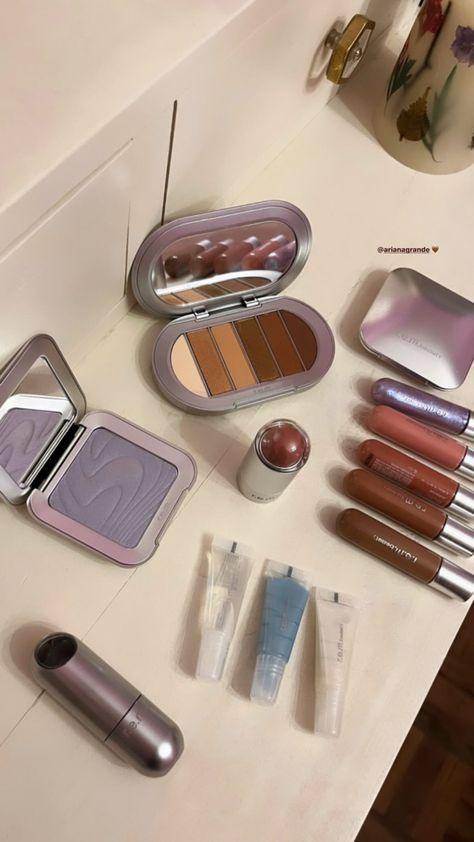 R.e.m beauty products colection R E M Beauty Aesthetic, Rem Beauty Products, Ariana Grande Makeup, Rem Beauty, R E M Beauty, Makeup Bag Essentials, Beauty Advent Calendar, Cute Makeup Looks, M Beauty