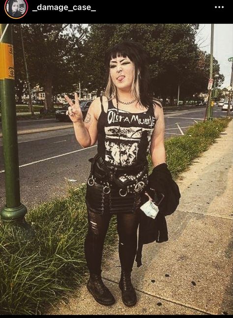 Girl Punk Outfits, Female Metalhead Outfit, Crust Punk Girl, 80s Metal Fashion Women, Female Punk Fashion, Punk Girl Style, Punk Outfits Women, Metalhead Girl Outfits, Punk Girl Aesthetic