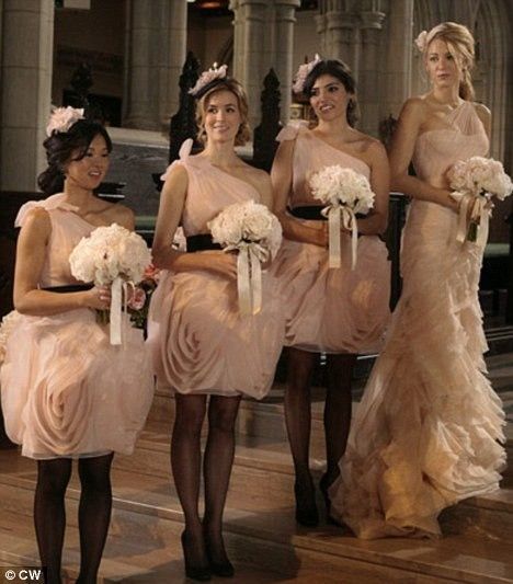 11 Ugly Bridesmaid Dresses From TV And Movies That Will Make You Happier About Your Own Blair Waldorf Wedding, Gossip Girl Wedding, Mode Gossip Girl, Vera Wang Bridesmaid, Serena Dress, Vera Wang Wedding, Wedding Dresses Vera Wang, White By Vera Wang, Serena Van Der Woodsen