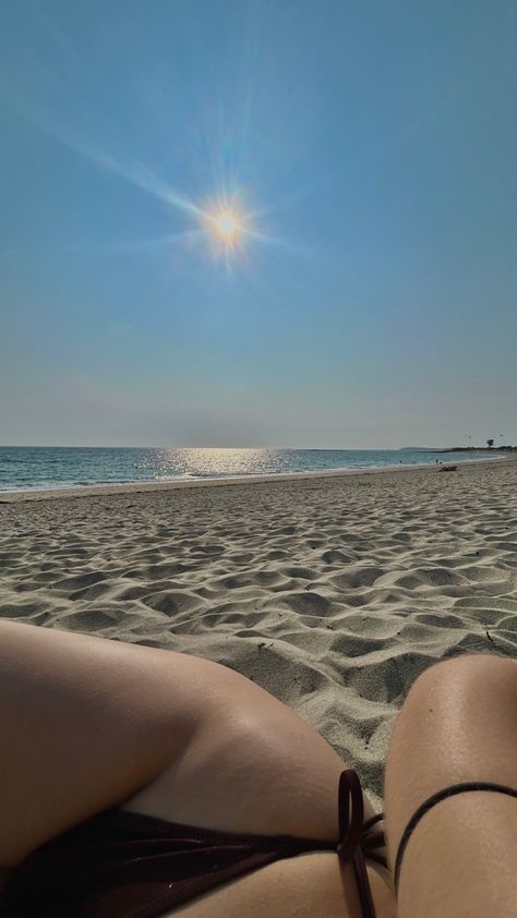 Tan Line Outfit, Bracelet Tan Line, Tanning By The Pool Aesthetic, Tan Line Pictures Aesthetic, Beach Tanning Aesthetic, Tanning Photos, Tan Line Pictures, Plage Aesthetic, Summer Tan Aesthetic