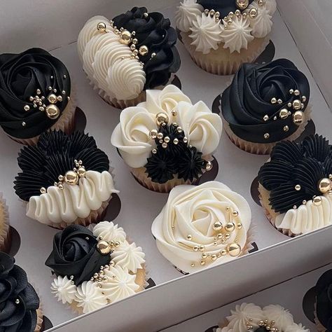 ✨Love this set! . . . .  #cupcakes #cupcakebouquets #floralcupcakes #cupcakedecorating #cupcakelove #cupcakequeen #cupcaketime #butterc... | Instagram Essen, 20 Birthday Cupcakes Ideas, Black Theme Cupcakes, Glam Cupcakes Ideas, Graduation Cake Chocolate, Black And White Party Foods, Black Cupcakes Wedding, Black Cupcakes Aesthetic, Black Gold Cupcakes Ideas