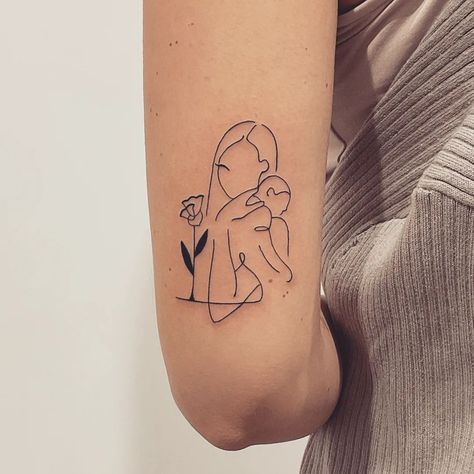 30+ Fine Line Tattoos for Minimalist Guys and Girls - 100 Tattoos Mutterschaft Tattoos, Mother And Baby Tattoo, Motherhood Tattoos, Mum Tattoo, Tattoo For Baby Girl, Baby Tattoo Designs, Mom Tattoo Designs, Mommy Tattoos, Silhouette Tattoos