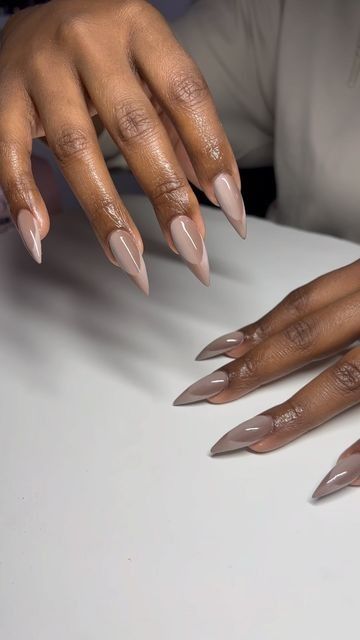 The french tip nail aka french manicure is getting a makeover in 2024. We got the latest viral nail designs that are trending all over tiktok and beyond. #nails #nail Follow us for the latest 2024 nail ideas and nail inspo! Gel Stiletto Nails, Atlanta Nails, Cute Nude Nails, Nail Designs Simple, Nail Designs Acrylic, Classy Almond Nails, Acrylic Nails Stiletto, French Tip Nail, Diva Nails