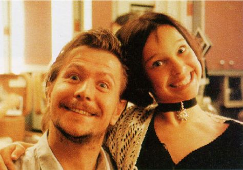 20 photos from the making of "Léon: The Professional" (1994), featuring Jean Reno, Natalie Portman, Gary Oldman, and writer/director Luc Besson - Album on Imgur Natalie Portman Leon, Mathilda Lando, Léon The Professional, Luc Besson, Joey Ramone, Jean Reno, Eartha Kitt, Joan Baez, Septième Art