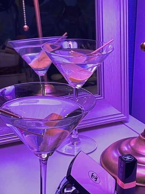 Party night. Purple Drinks, Purple Vibe, Lavender Aesthetic, Alcohol Aesthetic, Fancy Drinks, Rich Girl Lifestyle, Pretty Drinks, Luxury Lifestyle Dreams, Images Esthétiques