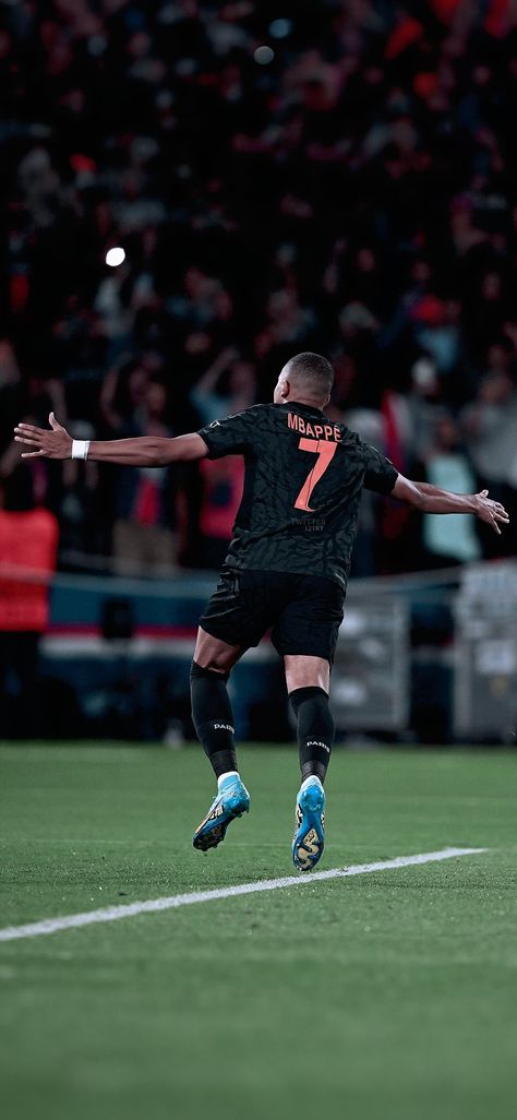 Mbappe And Haaland Wallpapers, Mbappe Wallpaper, Cool Tactical Gear, Cristiano Ronaldo Goals, French Football Players, Football Players Photos, Mbappe Psg, Ronaldo Real Madrid, Football Players Images