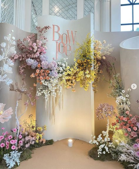 Wedding Flowers Background, Wedding Stage Ideas, Stage Ideas, Wedding Hall Decorations, Dream Wedding Decorations, Wedding Backdrop Design, Wedding Backdrop Decorations, Wedding Design Decoration, Wedding Decor Style