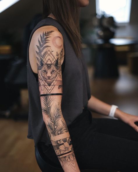 Hand Tattoo Girl, Tattoo Ideas Full Sleeve, Hot Tattoo Designs, Tattoo Daughter, Tattoo Ideas Hand, Tattoo Women Small, Floral Sleeve Tattoo, Tattoo Guys, Arm Tattoos For Women Forearm