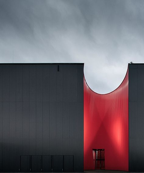 Black Interiors, Red Architecture, Shelves Instead Of Cabinets, Kitchen Shelves Instead Of Cabinets, Black Architecture, Brutalism Architecture, Open Kitchen Shelves, Architecture Design Concept, Architecture Exterior