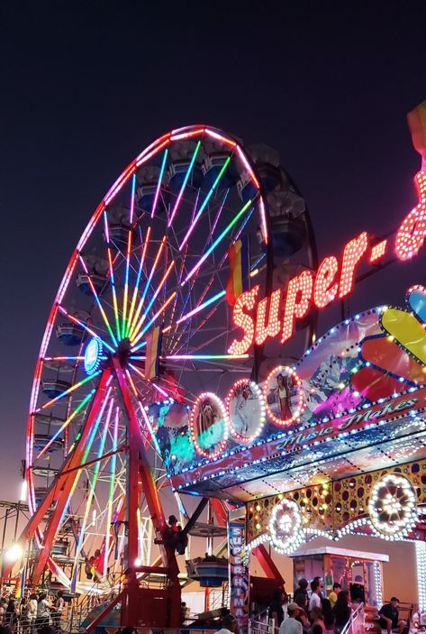 Ferris wheel, sunset, purple sunset, state fair Purple Sunset Aesthetic Wallpaper, Aesthetic Carnival Pictures, Fair Astethic, Fair Outfit Ideas Summer, Fair Wallpapers, Feria Aesthetic, Summer Fair Aesthetic, State Fair Aesthetic, State Fair Outfit Ideas