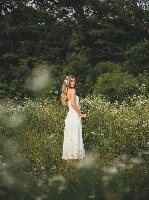 Senior Picture Ideas Bleachers, Outdoor Woman Photoshoot, Pro Photoshoot Ideas, Long Dress Field Photoshoot, Chic Senior Pictures, Country Side Photoshoot Ideas, Outdoor Photo Shoot Poses Women, Different Photoshoot Ideas Unique, Senior Picture Ideas Colorado