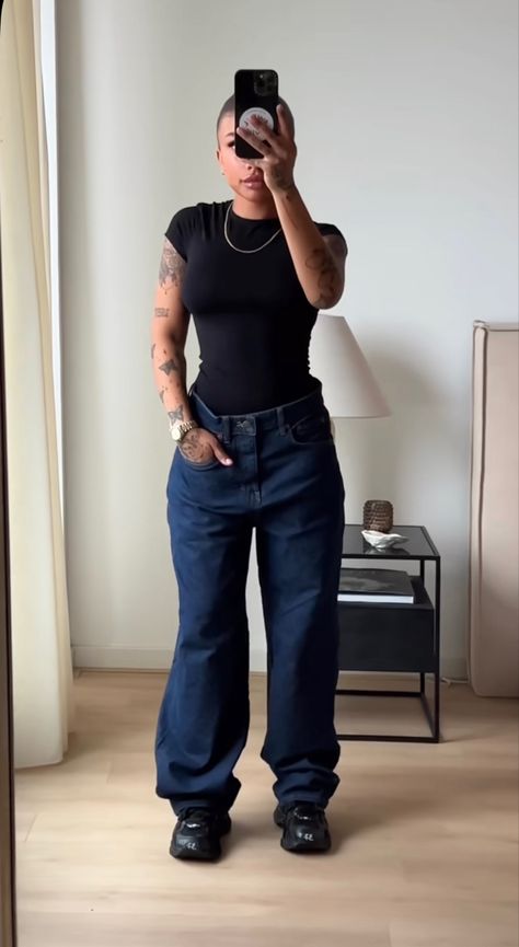 Old School Look Outfits, Warehouse Job Outfits, All Black And White Outfit, Dark Jeans Outfit Ideas, Outfit Ideas For School Black Jeans, Dark Jeans Outfit Fall, Black On Black Outfits Casual, Grey Tshirt Outfits, 90a Fashion Outfit