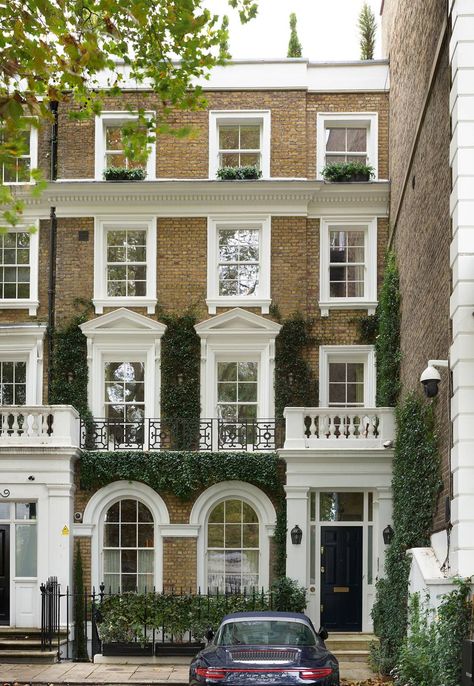 English Apartment Exterior, Georgian Town House Exterior, Town House Gardens, Classic London House, London Exterior House, London Town House Aesthetic, Terraced House Aesthetic, Town House Apartment, Kensington London Houses