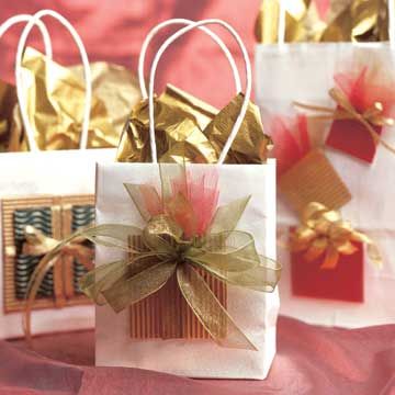 any occasion ..: decorate gift bags Homemade Gift Bags, Homemade Gift Tags, Decorated Gift Bags, Gift Bags Diy, Wrapping Gift, Gift Wraping, Ge Bort, Easy Christmas Gifts, Creative Gift Wrapping