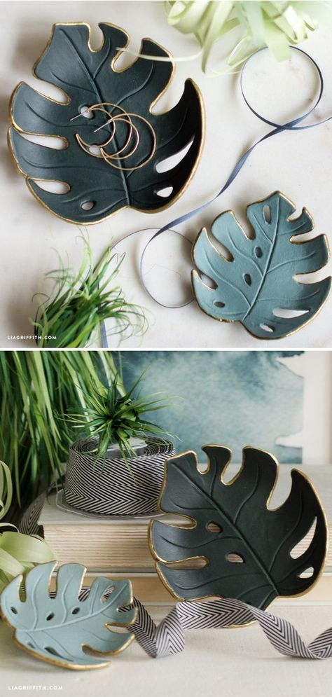 Monstera Jewelry Dish, Handmade Clay Dish, Plate Clay Ideas, Diy Clay Plate, Polymer Clay Plate, Monstera Pottery, Clay Plates Diy, Clay Plates Design, Clay Jewelry Plate