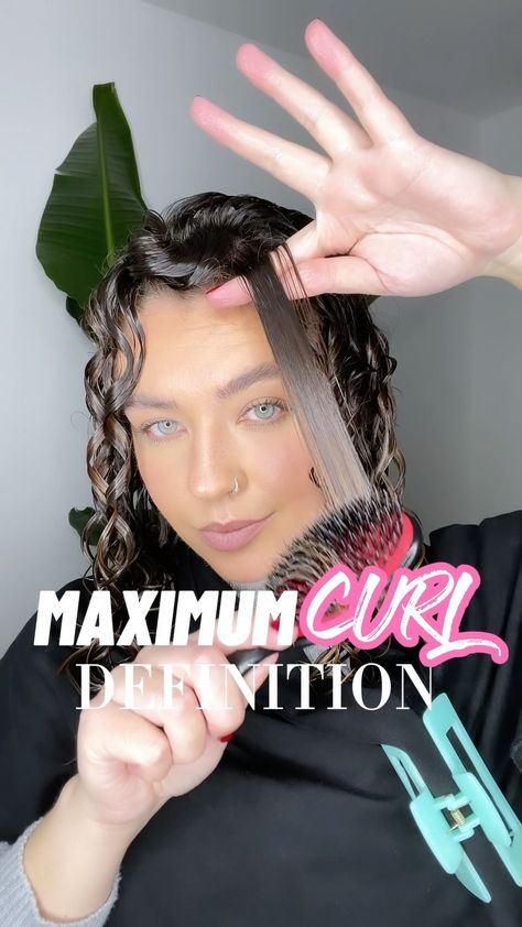 sophiemariecurly on Instagram: Maximum curl definition routine! Follow: @sophiemariecurly for more curly hair tips! The brush method I am using here resembles ‘Ribbon… How To Section Curly Hair, Brush Curls Tutorial, Week Routine, Ouai Hair Oil, Ouai Hair, Ribbon Curls, Curl Tutorial, Curl Definition, Barrel Curls