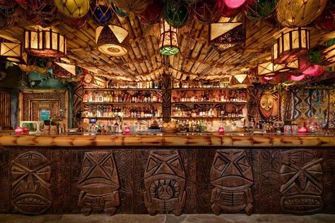 Outdoor Tiki Bar, Bar In Casa, Tiki Bar Decor, Tiki Decor, Tiki Lounge, Indoor Waterfall, Vintage Tiki, Tiki Hut, Tiki Room