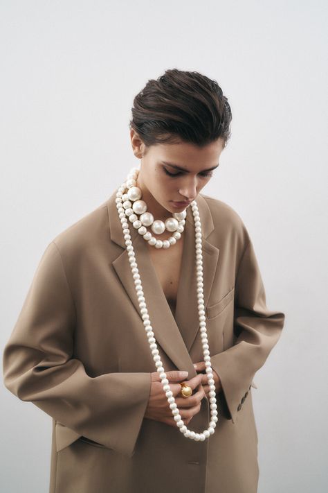 Long Layered Pearl Necklace, Long Pearl Necklace Outfit, Outfit With Pearls, Pearl Necklace Aesthetic, Pearl Necklace Outfit, Long Outfit, Necklace Outfit, Chunky Pearls, Long Pearl Necklaces