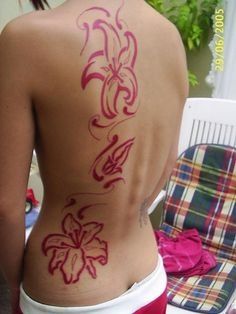 Red lily tattoo Red Tattoo Outline, Pretty Women Tattoo Ideas, Red And Purple Tattoo, Hibiscus Flower Back Tattoos, Black Woman Back Tattoo, Side Tattoo Placement, Pink Tattoos For Women, Red Flower Tattoo Outline, Black Work Flower Tattoo