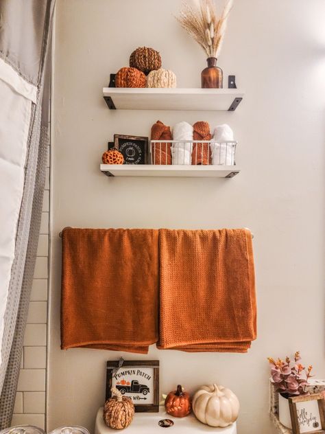 Fall bathroom decor, bathroom styling, fall home, bathroom shelf decor, fall styling, fall home decor, autumn bathroom, fall decor ideas Fall Bathroom Decor Ideas, Fall Apartment Decor, Fall Bathroom Decor, Fall Room Decor, Fall Bedroom Decor, Halloween Decor Diy, Fall Bathroom, Cozy Fall Decor, Easy Fall Decor