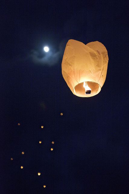 Flying Lanterns Aesthetic, သီတင်းကျွတ် Photo, Sky Lanterns Wallpaper, Diy Sky Lanterns, Lanterns Painting, Flying Lanterns, Lantern Aesthetic, Lantern Photography, Art Painting Diy