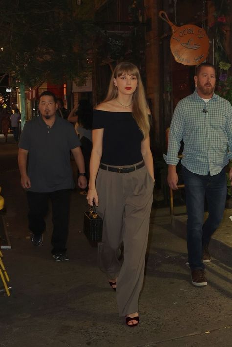 Taylor Swift Paparazzi, Taylor Swift Street Style, Taylor Outfits, 2023 Photo, Fiesta Outfit, Taylor Swift Web, Taylor Swift Outfits, Paparazzi Photos, Taylor Swift 1989