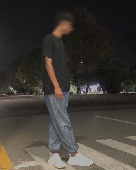 Aesthetic picture in street. Night Motion blur face #streetstyle #streetfashion #aesthetic #aestheticwallpaper #iphone #blurryface #nightlife Motion Blur Aesthetic, Aesthetic Motion Blur, Blurred Face, Blur Face, Blurry Face, Face Blur, Street Night, Aesthetic Street, Blurry Pictures