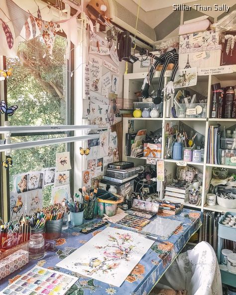 Artists Apartment Aesthetic, Painting Desks Ideas, Craft Table Aesthetic, Artist Room Interior, Dream Studio Art, Artist Desk Aesthetic, Art Room Ideas Home, Art Room Set Up, Cute Art Room