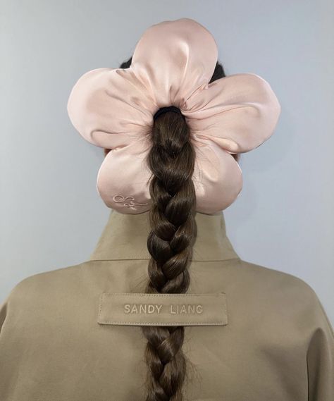 Hair Ties, Flower Scrunchie, Sandy Liang, 가을 패션, Scrunchie Hairstyles, Trendy Hairstyles, Flowers In Hair, Star Fashion, Scrunchies