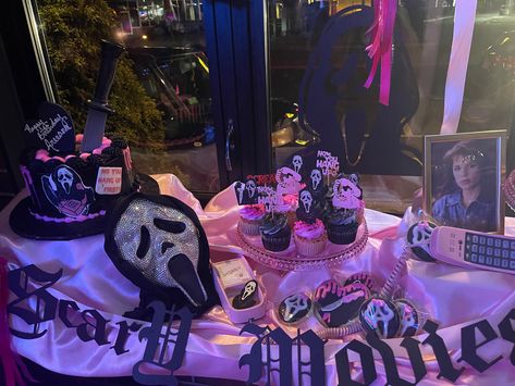 Pink Ghostface Birthday, Ghostface Halloween Party, Scream Sweet 16, Scary Party Decorations, Scream Movie Birthday Theme, Ghostface Party Decorations, Ghost Face Party Decorations, Scream Birthday Party Girl, Scream Ghost Face Birthday Party