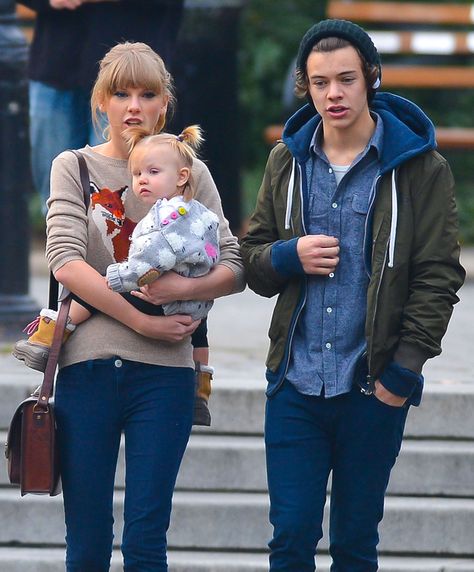 First Photos Of Taylor Swift And Harry Styles Out Together Taylor Swift And Harry Styles, Harry Styles Girlfriend, Harry Taylor, Harry Styles 2012, Baby Lux, Taylor Swift Fotos, Photos Of Taylor Swift, African American Babies, Harry Styles Baby