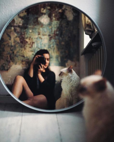 Photo Ideas I Miss My Cat, New Apartment, Foto Poses, Creative Pictures, Cat Life, Photo Profil, Instagram Aesthetic, Self Portrait, Creative Photography