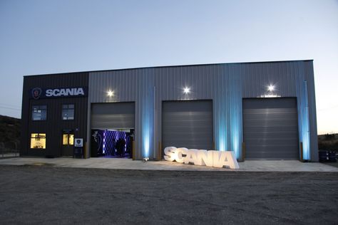 Prefab Steel Building Automotive Workshop. 85x87 Scania Warehouse located in Punta Arenas, Chile. Workshop Exterior, Industrial Building Design, Automotive Workshop, Commercial Steel Buildings, Construction Warehouse, H Beam, Mansion Homes, Metal Building Designs, Modern Warehouse