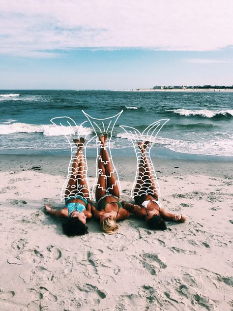 50 Beach Photography Ideas to Try This Summer Summer Beach Poses, Beach Photography Ideas, Beach Fashion Photography, Beach Foto, Strand Foto's, Beach Life Hacks, Beach Aesthetic Outfits, Summer Beach Quotes, Beach Poses For Couples